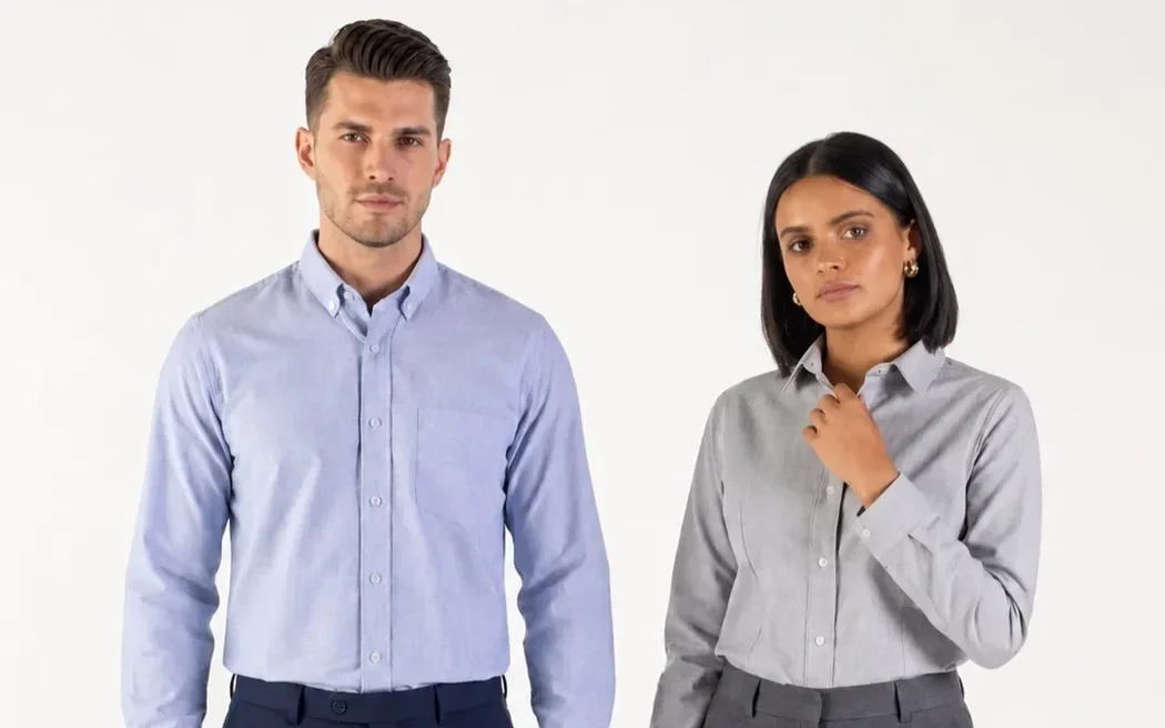 Personal con camisas institucionales para clínicas y centros médicos